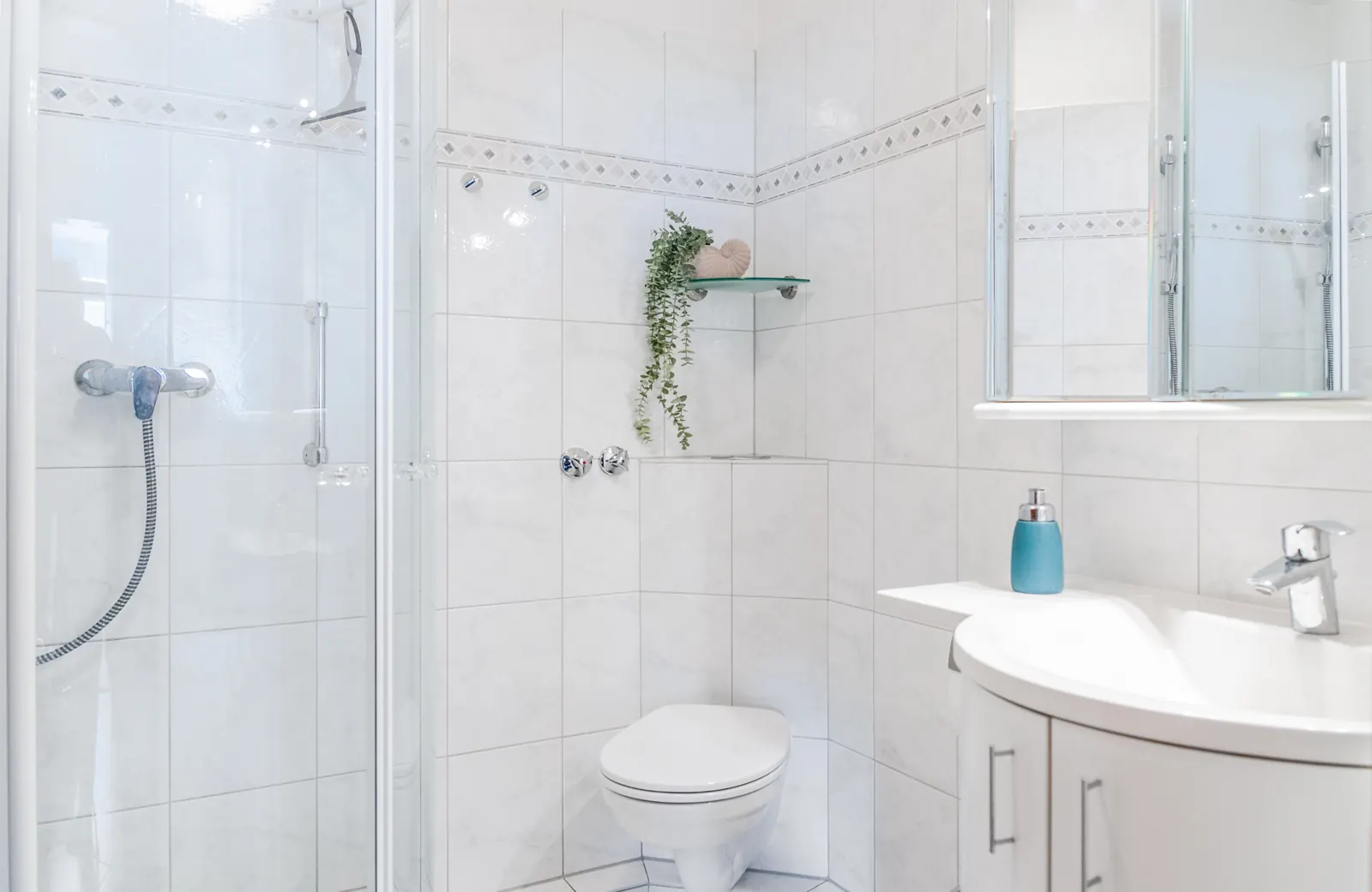 Duschbad mit Glasduschwand und Waschbecken