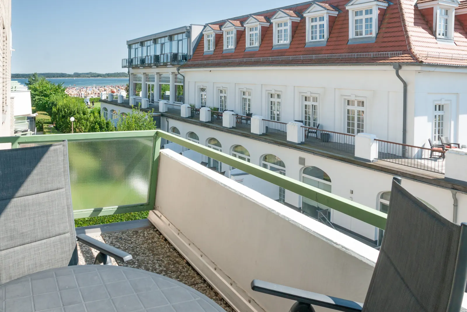 Westbalkon mit Tisch und Stühlen, Blick über die Kaiserallee bis zum Wasser