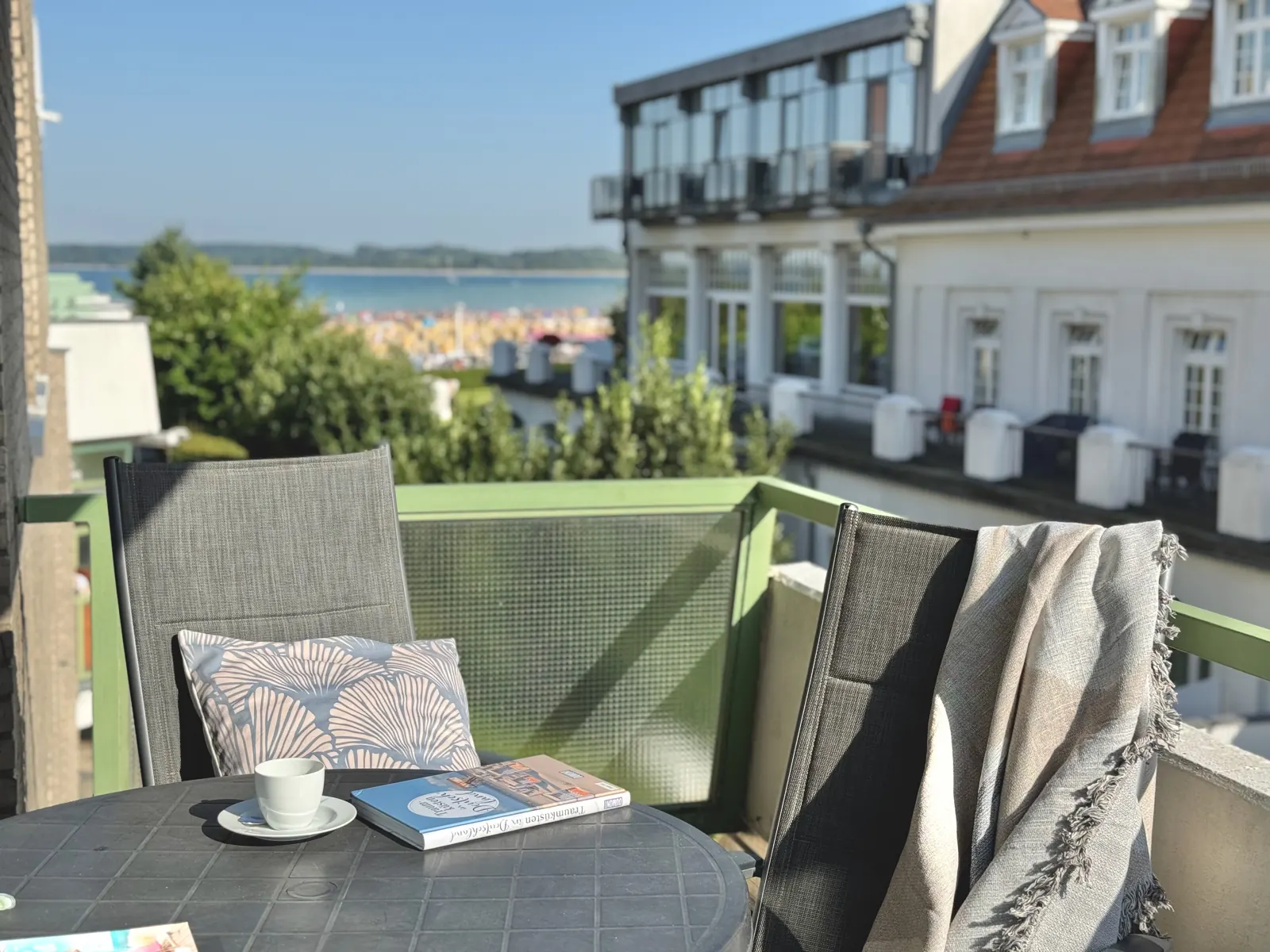 Westbalkon mit Kaffeetasse und Buch, Blick auf die Häuser der Kaiserallee