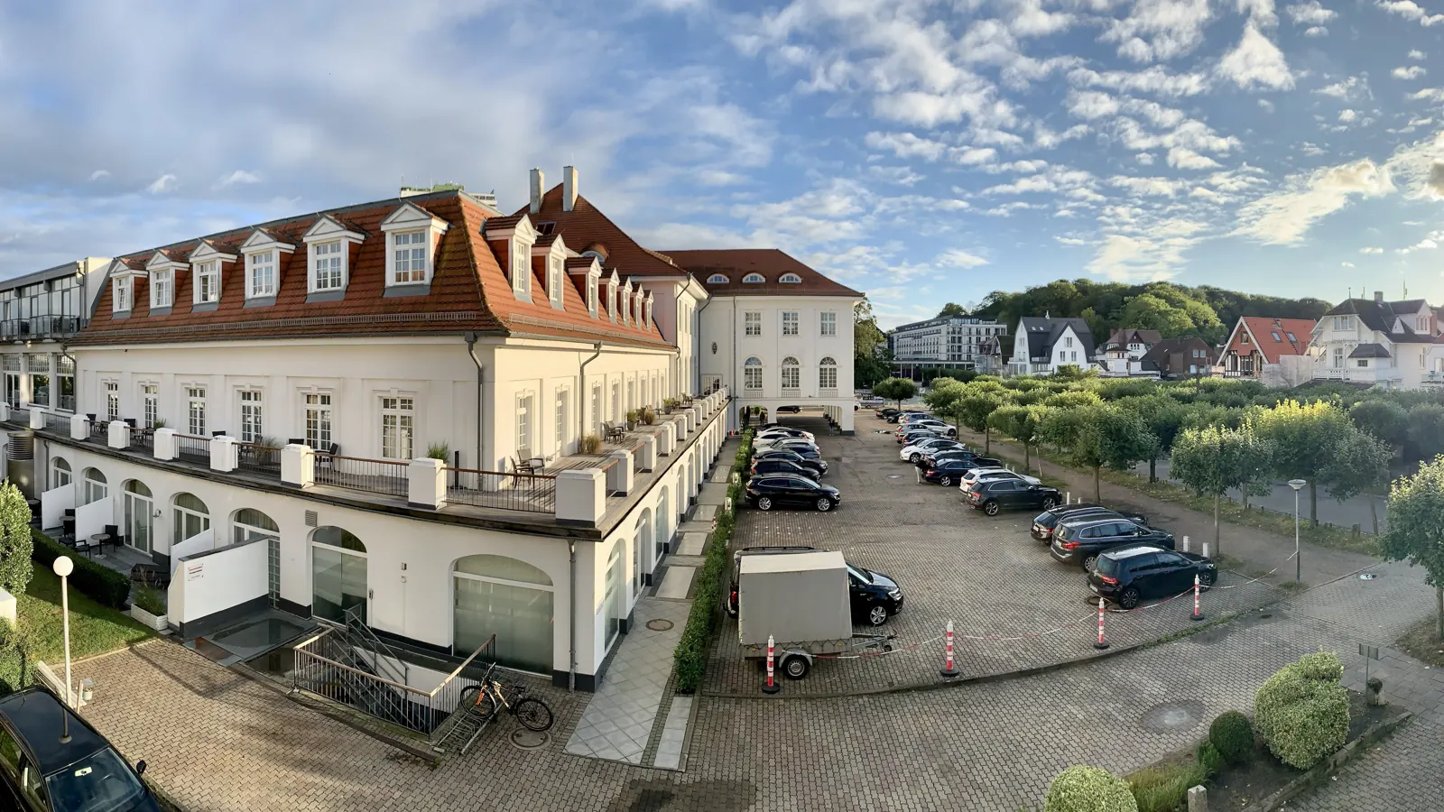 Blick über die Kaiserallee in Travemünde mit den Häusern gegenüber der Wohnung