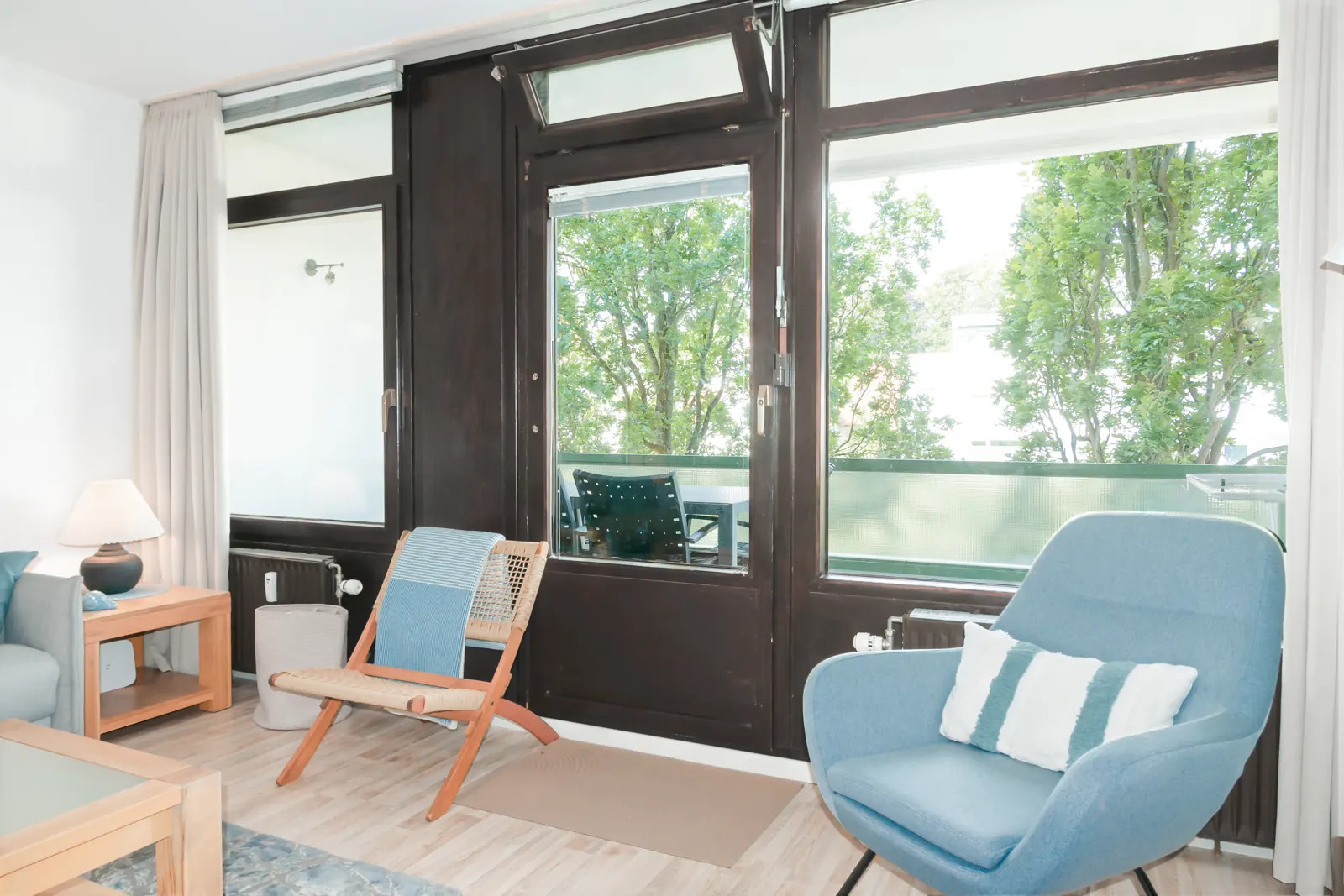 Leseecke mit blauem Sessel am Fenster zum Westbalkon
