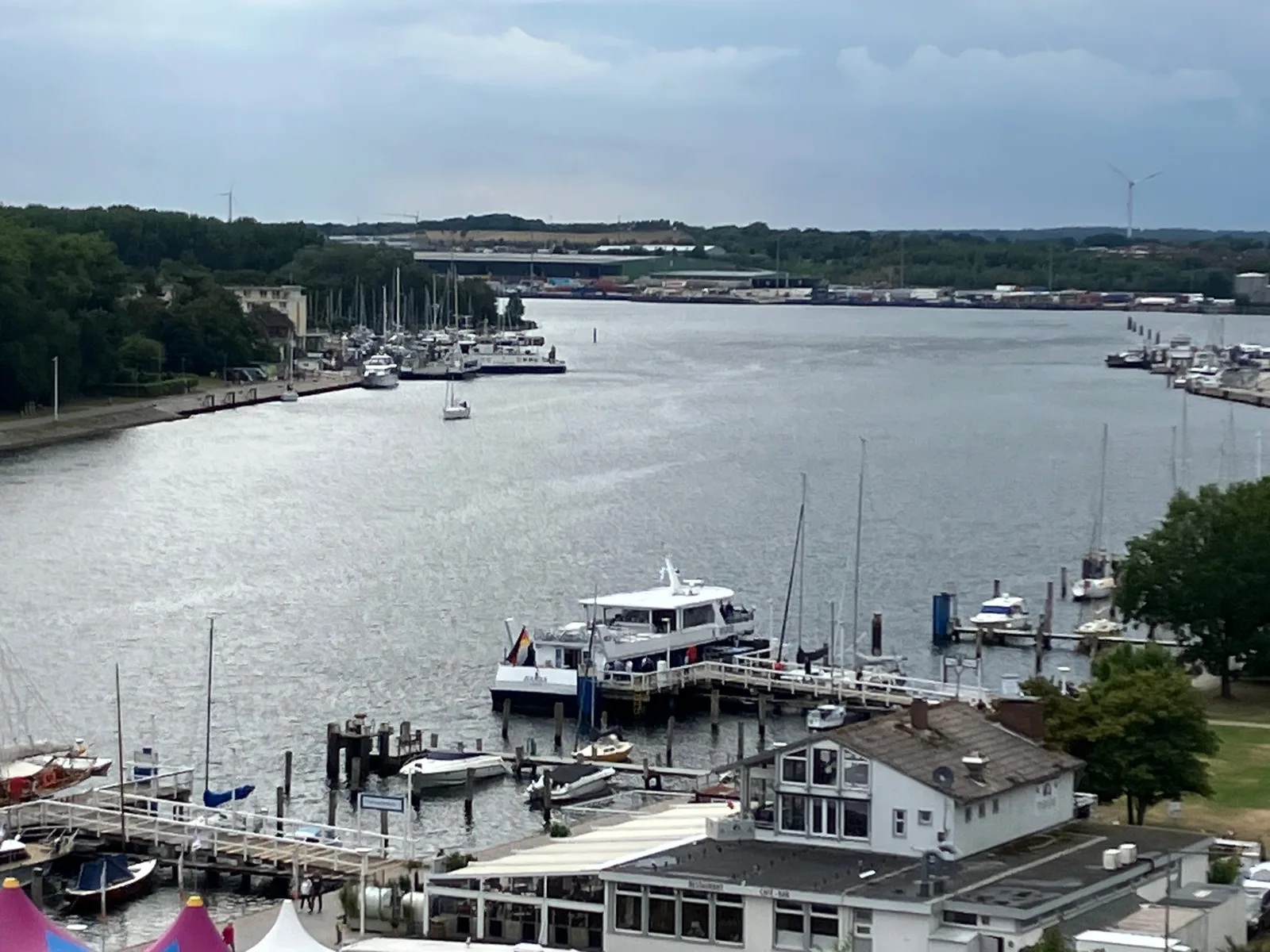 Blick vom Alten Leuchtturm auf die Trave mit Anlegern, Booten und dem Fährhafen im Hintergrund
