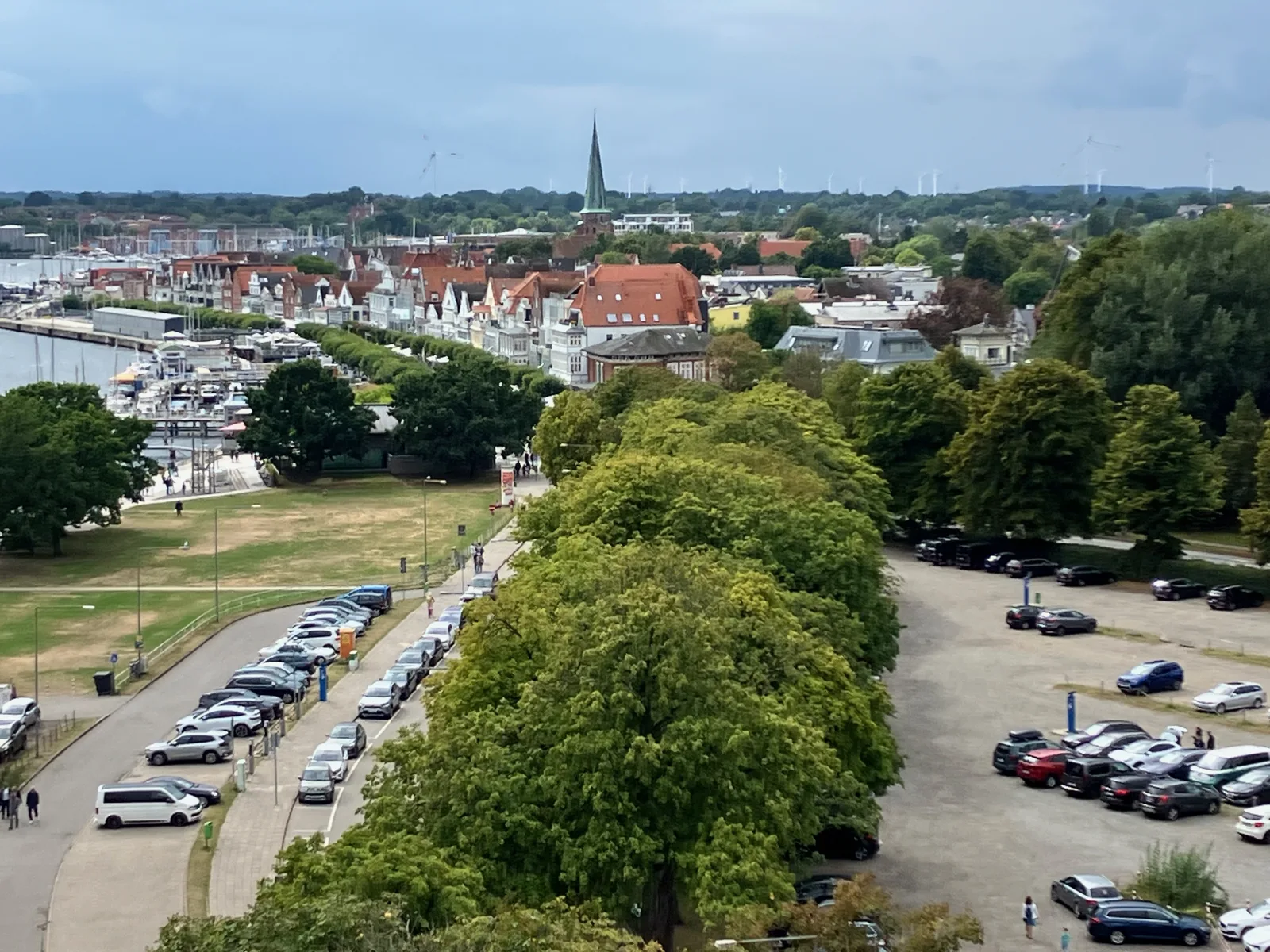 Blick vom Alten Leuchtturm über die Dächer von Travemünde mit dem Turm der St.-Lorenz-Kirche