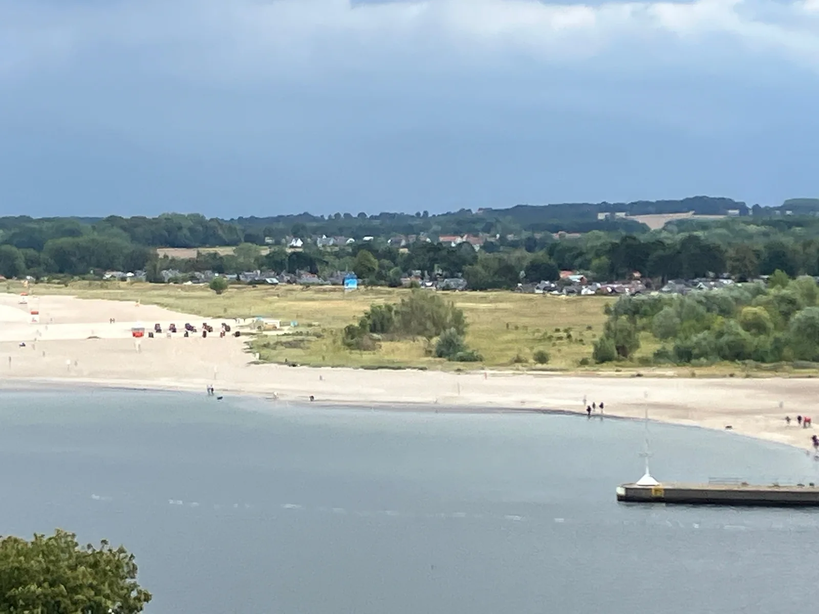 Blick vom Alten Leuchtturm auf den Strand am Priwall und die Mole an der Travemündung