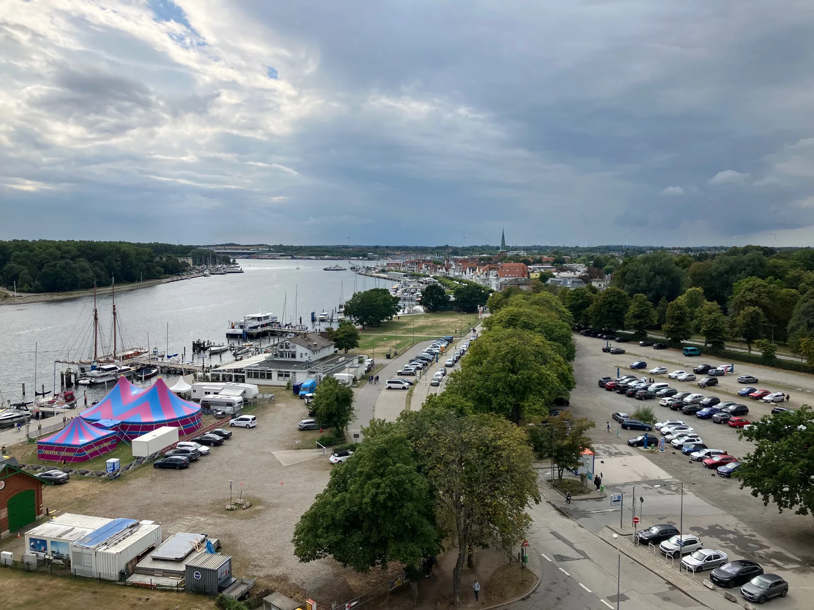 Blick vom Alten Leuchtturm auf die Trave mit Booten am Ufer und das Leuchtenfeld