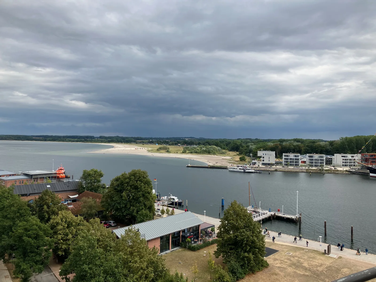 Blick vom Alten Leuchtturm über die Travemündung, rechts der Priwall mit seinem Strand, dahinter die Ostsee