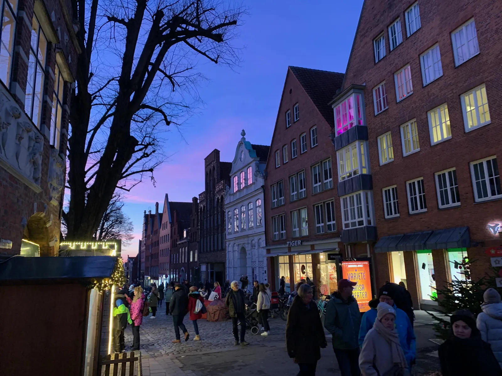 Abendstimmung in einer Lübecker Altstadtstraße mit Weihnachtsbuden
