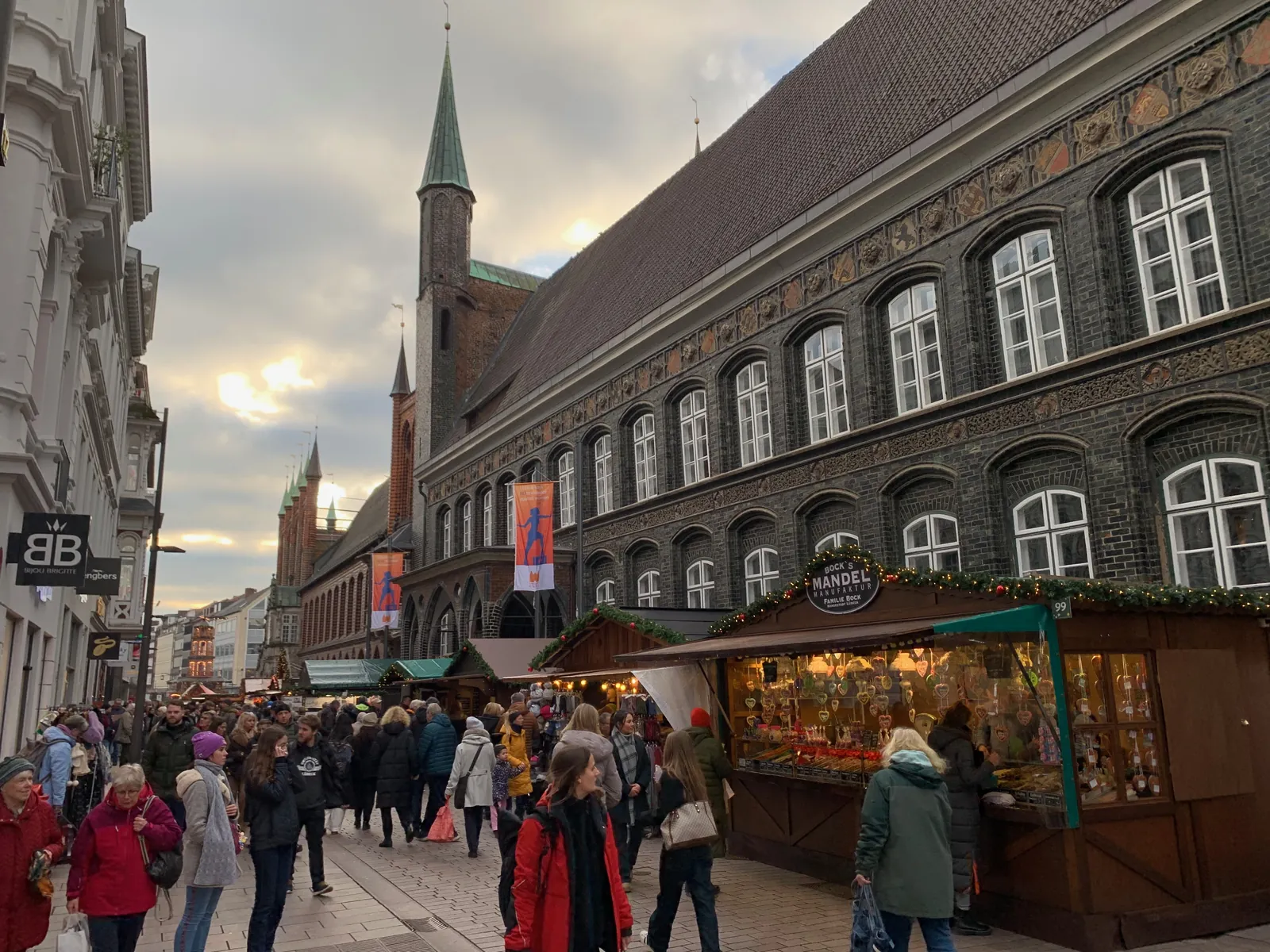 Weihnachtsbuden in der Breiten Straße vor der Fassade des Lübecker Rathauses