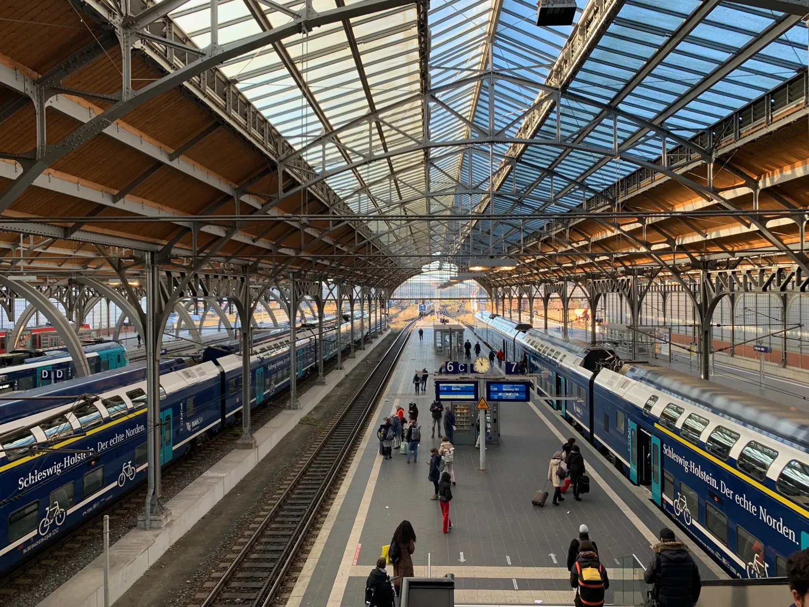 Bahnsteighalle des Lübecker Hauptbahnhofs
