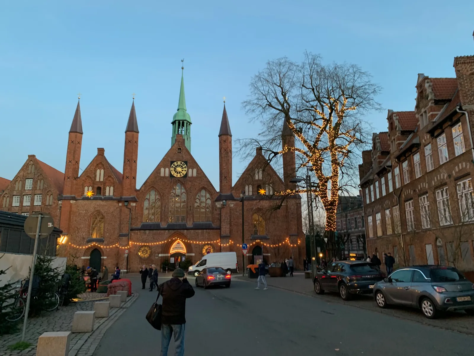 Das Heiligen-Geist-Hospital in Lübeck in der Abenddämmerung mit Lichterketten