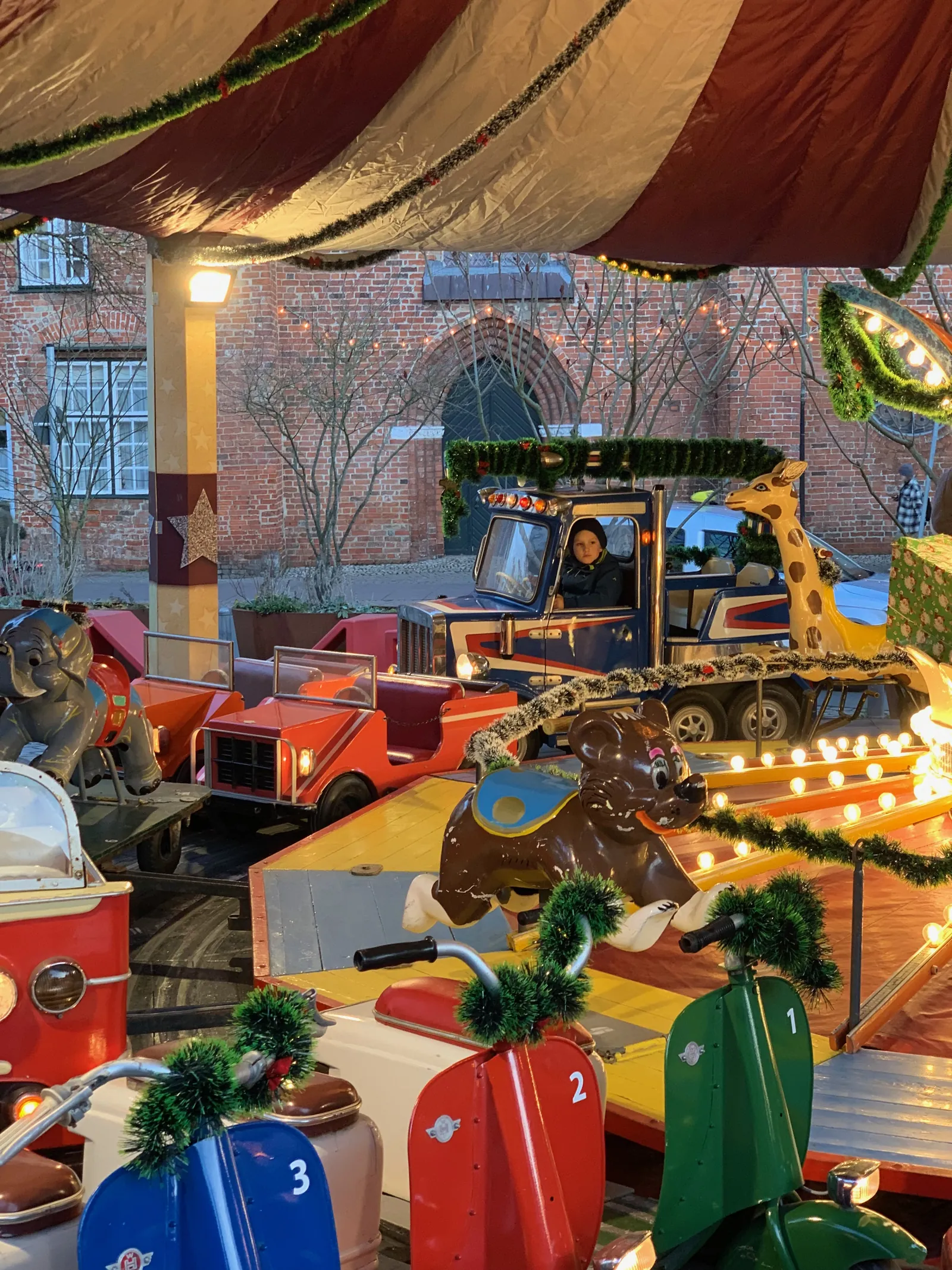 Kinderkarussell auf dem Maritimen Weihnachtsmarkt am Koberg