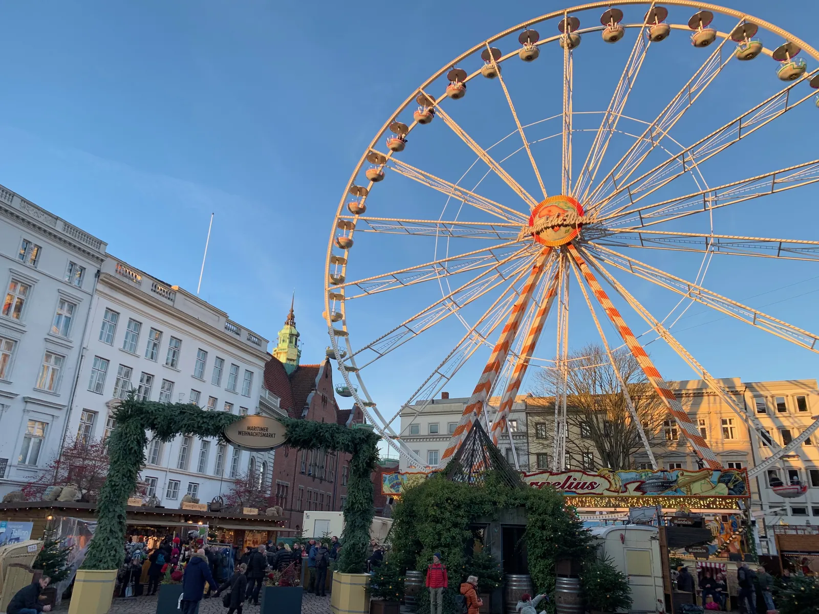 Riesenrad auf dem Maritimen Weihnachtsmarkt am Koberg in Lübeck
