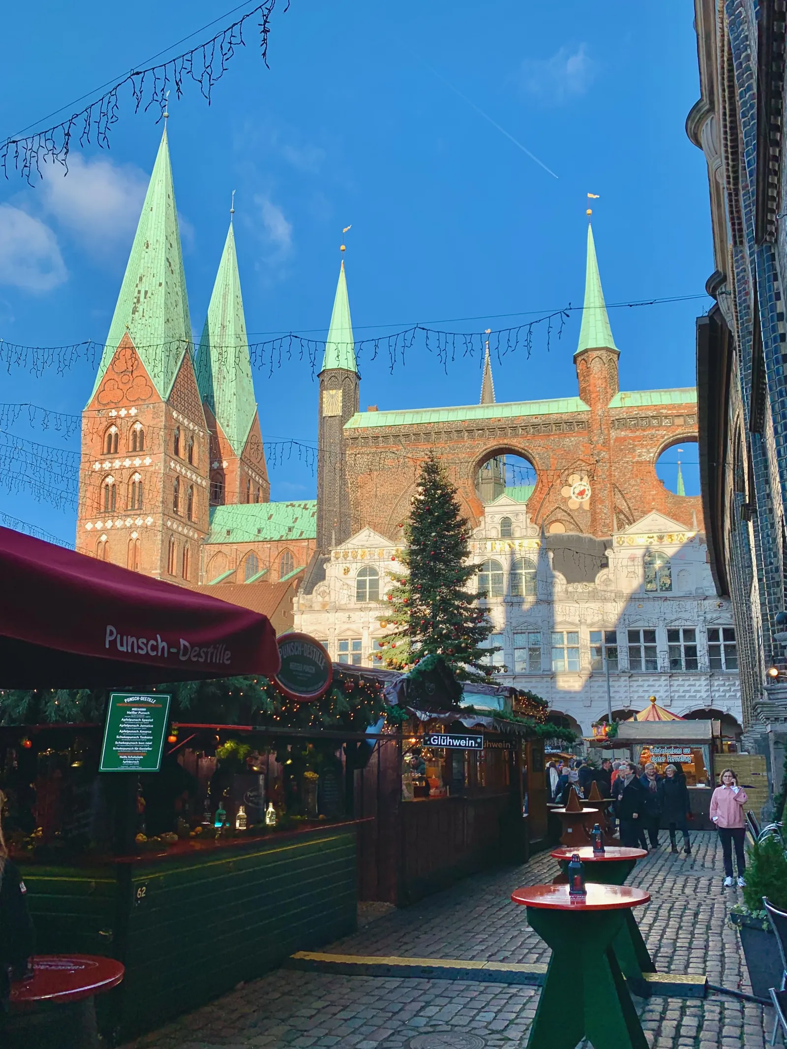 Weihnachtsbuden vor Rathaus und Marienkirche in Lübeck