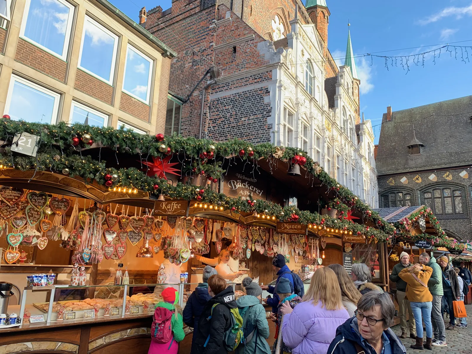 Weihnachtsbuden mit Lebkuchen vor dem Lübecker Rathaus