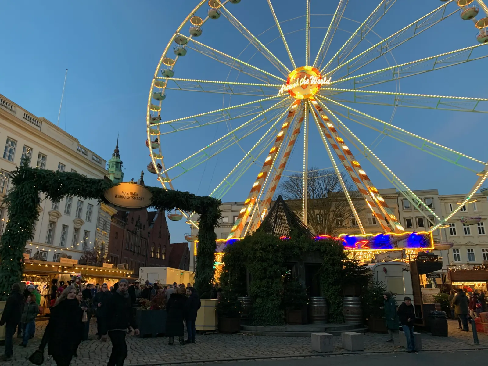 Beleuchtetes Riesenrad auf dem Weihnachtsmarkt in der Lübecker Altstadt