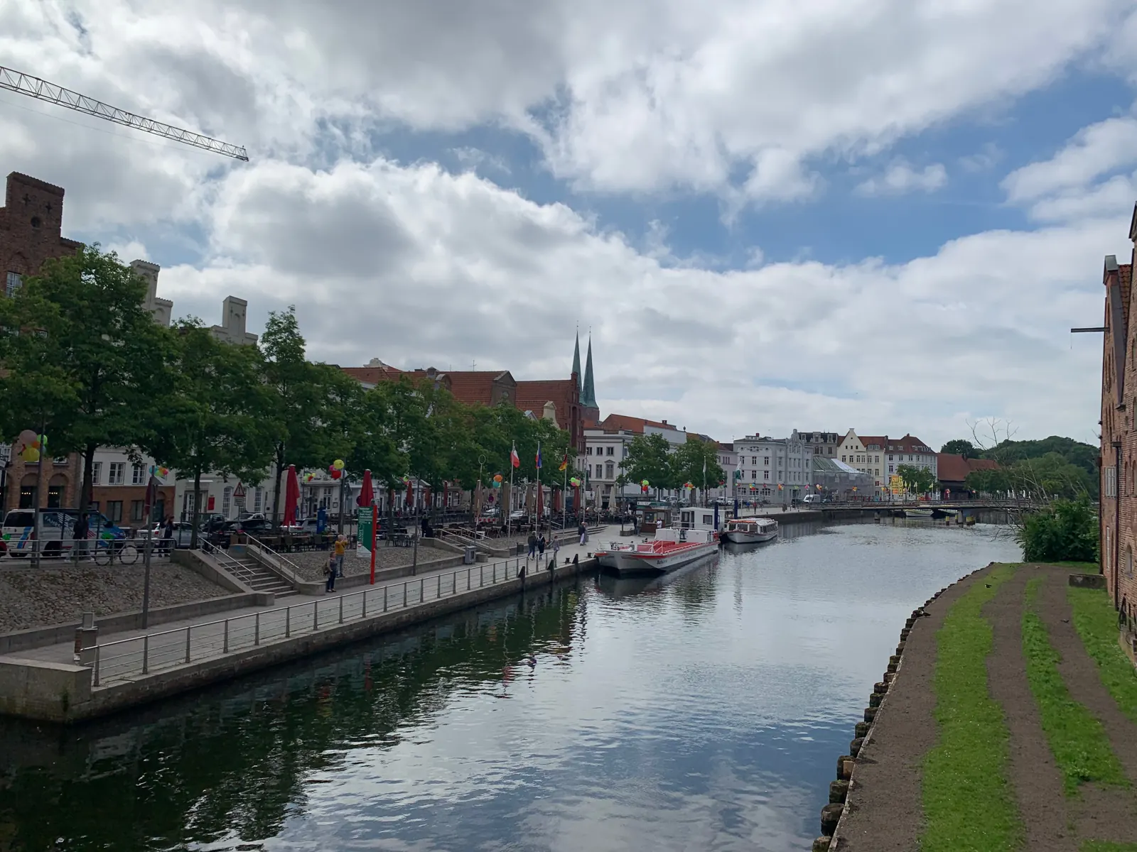 Die Trave in Lübeck mit Blick auf die Altstadt