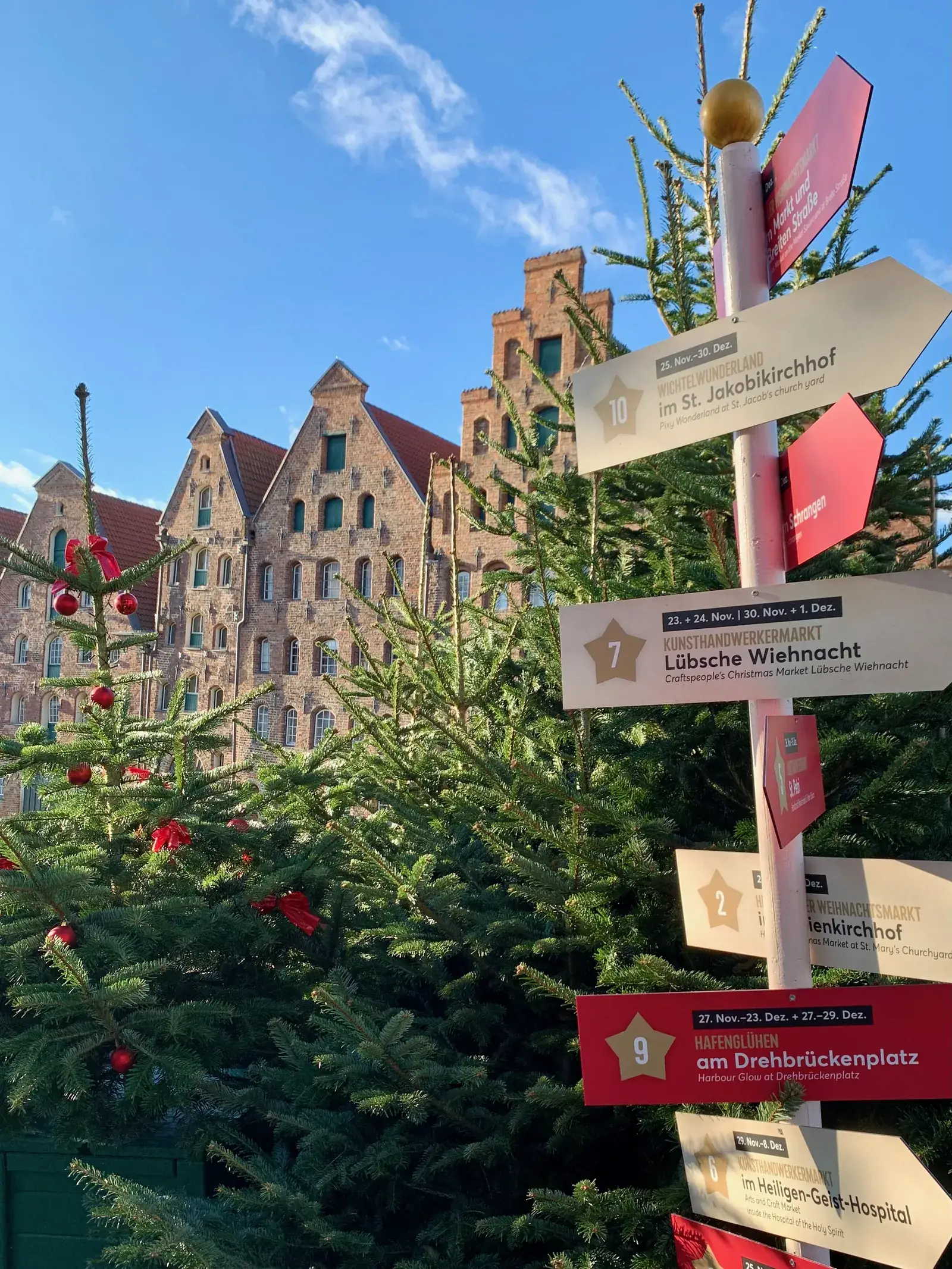 Wegweiser zu den Lübecker Weihnachtsmärkten vor den Salzspeichern