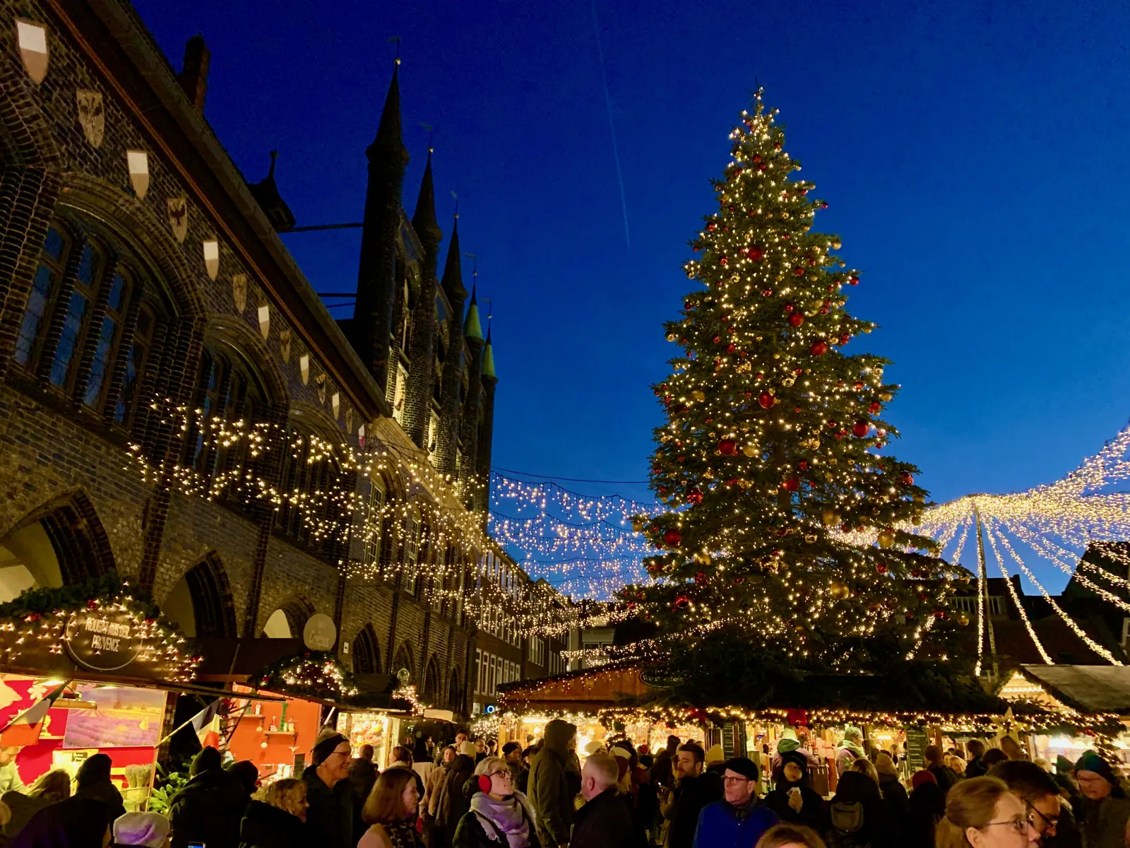 Weihnachtsbaum und Buden vor dem Lübecker Rathaus am Abend