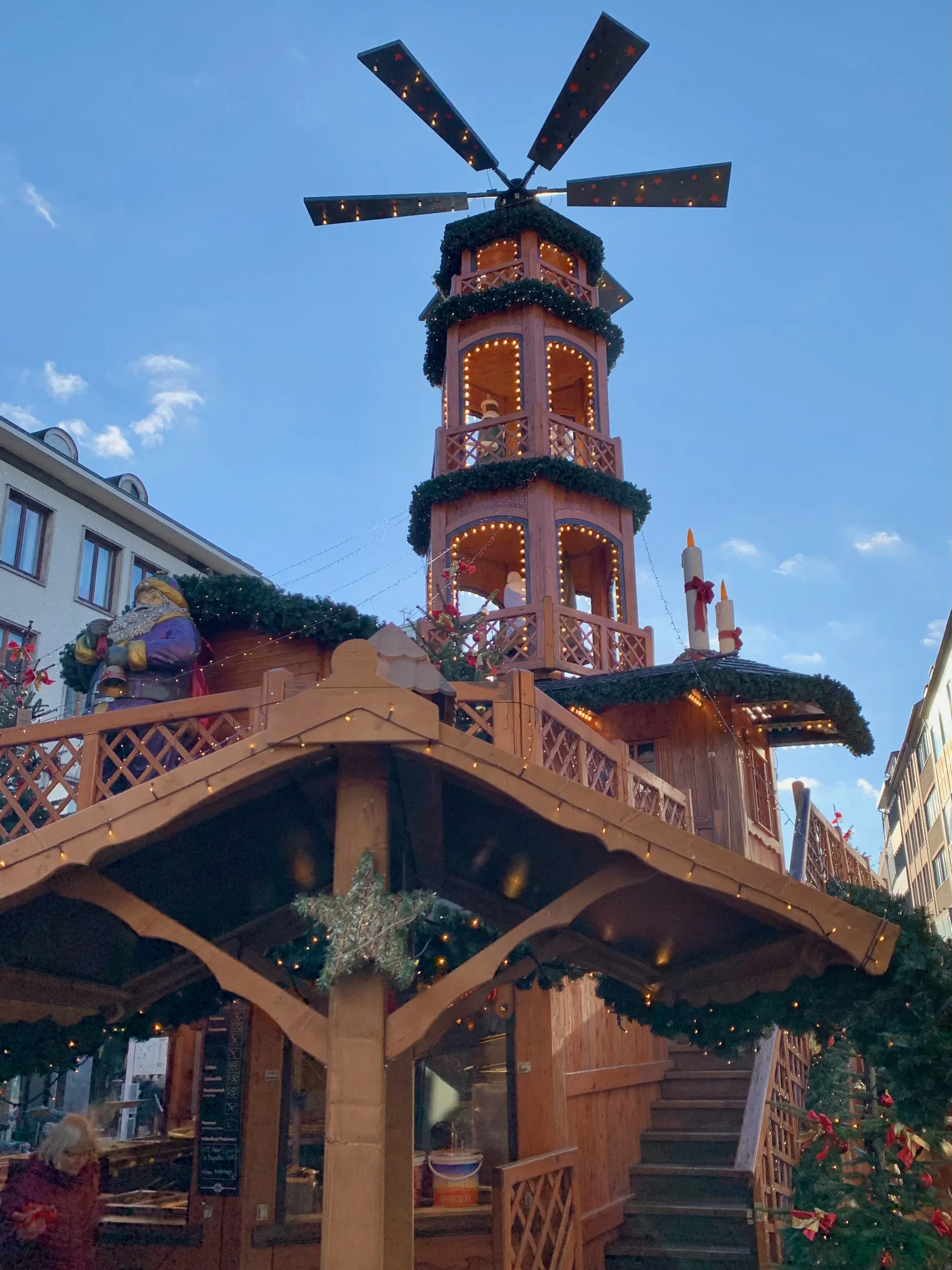 Große Weihnachtspyramide am Beginn der Lübecker Fußgängerzone