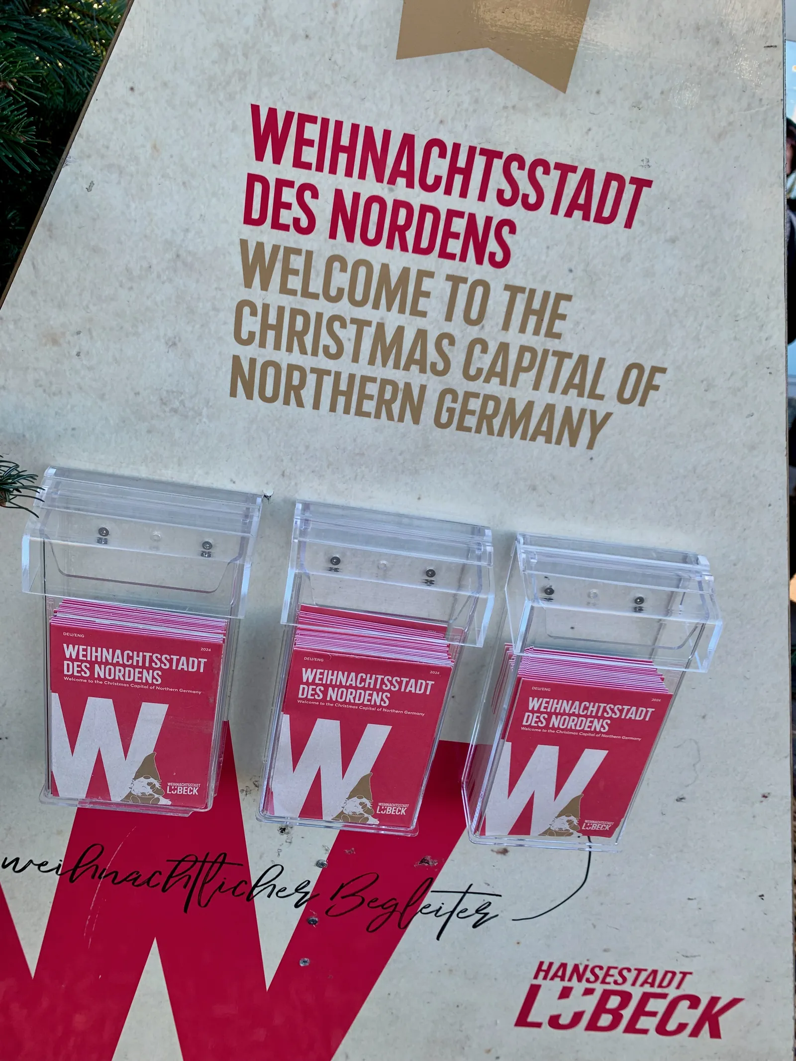 Prospekte zur Weihnachtsstadt des Nordens in der Tourist-Information am Holstentor