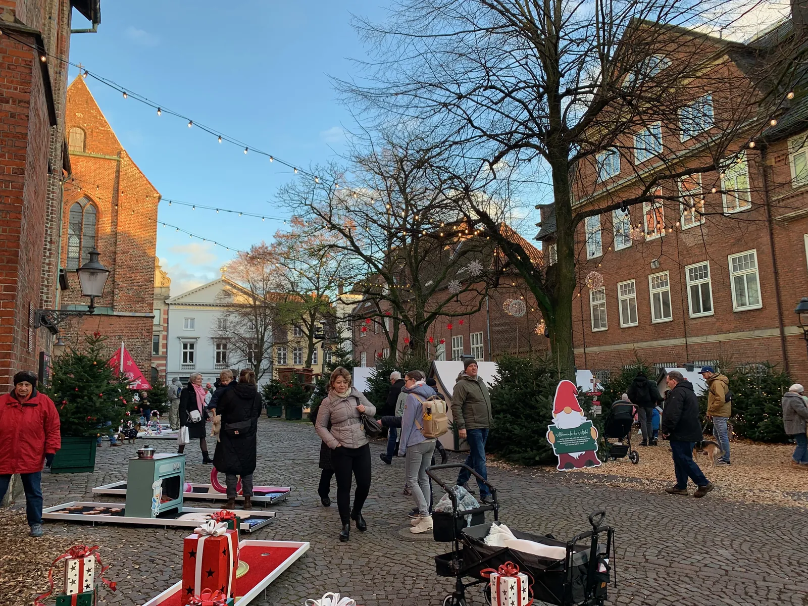 Wichtelgolf auf dem Kirchhof von St. Jakobi in Lübeck