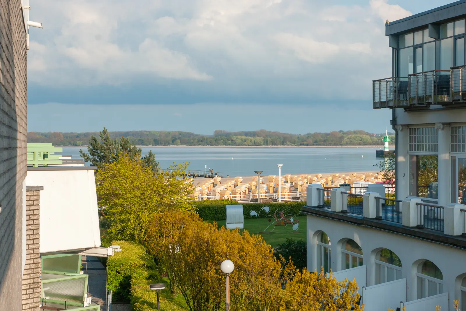 Herbstlich gefärbte Bäume vor dem Strand von Travemünde, Blick vom Balkon