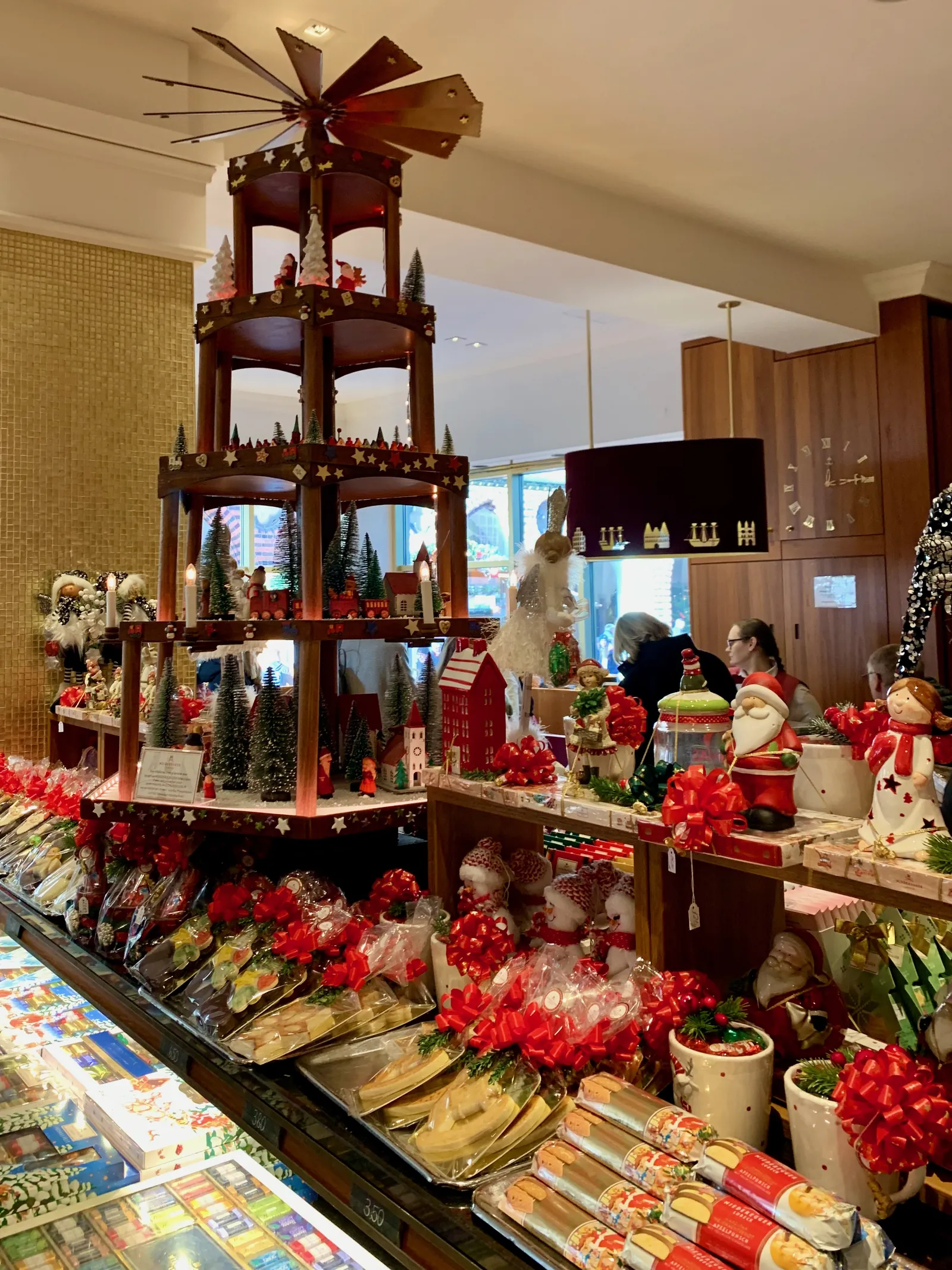 Weihnachtspyramide und Marzipanfiguren im Verkaufsraum von Niederegger