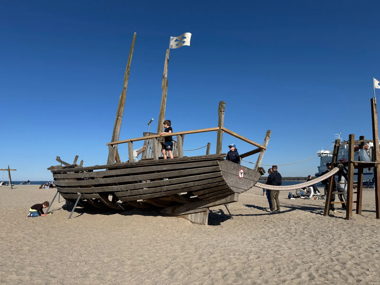 Piratenspielplatz mit Holzschiff am Kurstrand von Travemünde