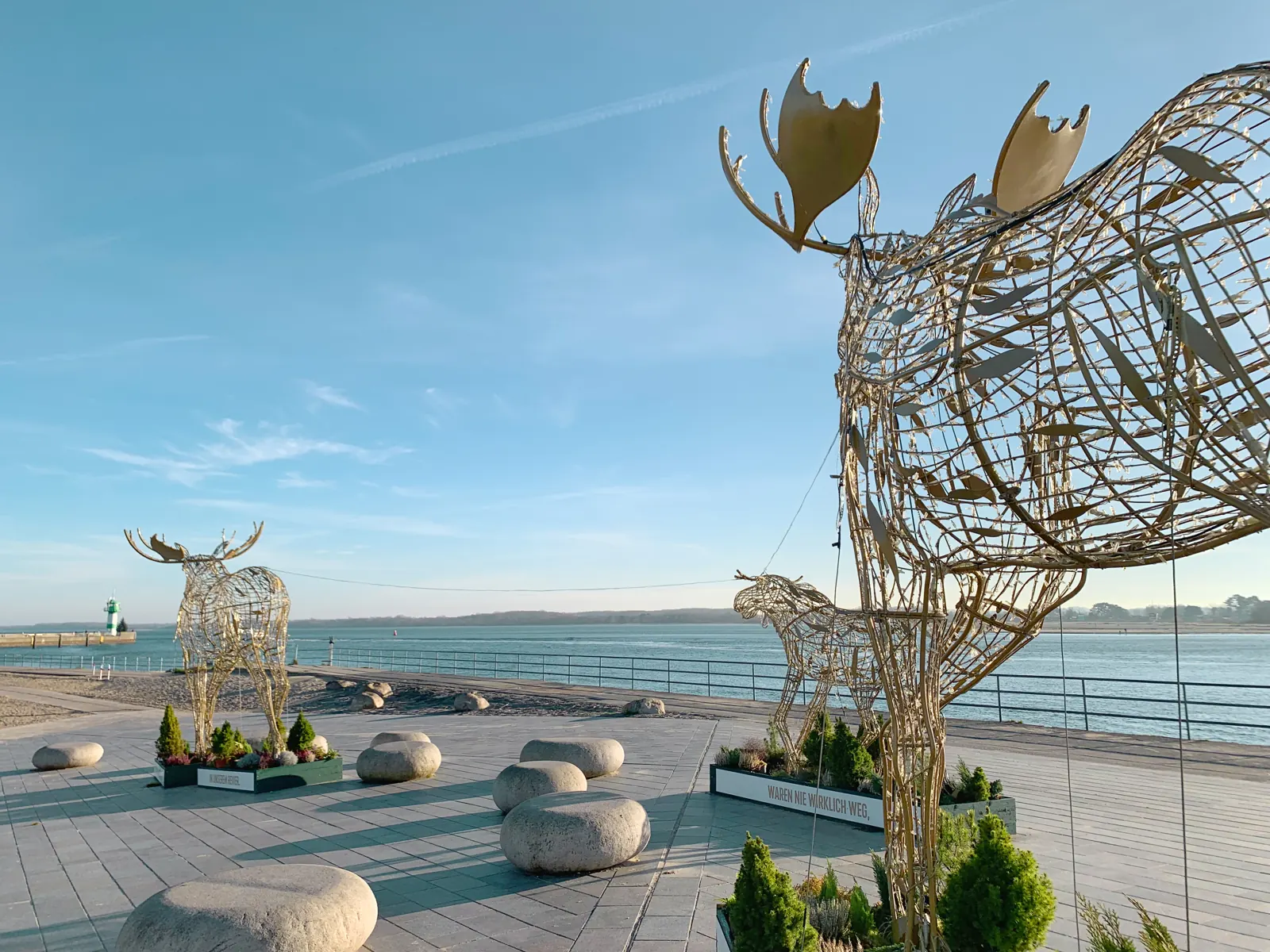 Leuchtfiguren aus Draht an der Strandpromenade von Travemünde