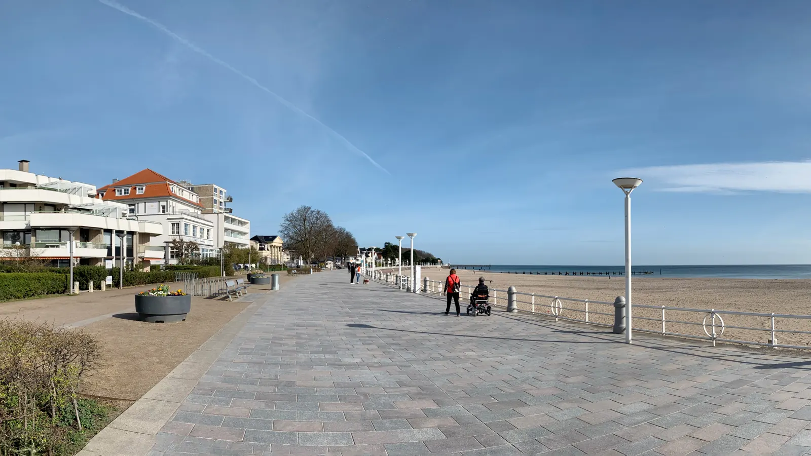 Strandpromenade von Travemünde in winterlichem Abendlicht