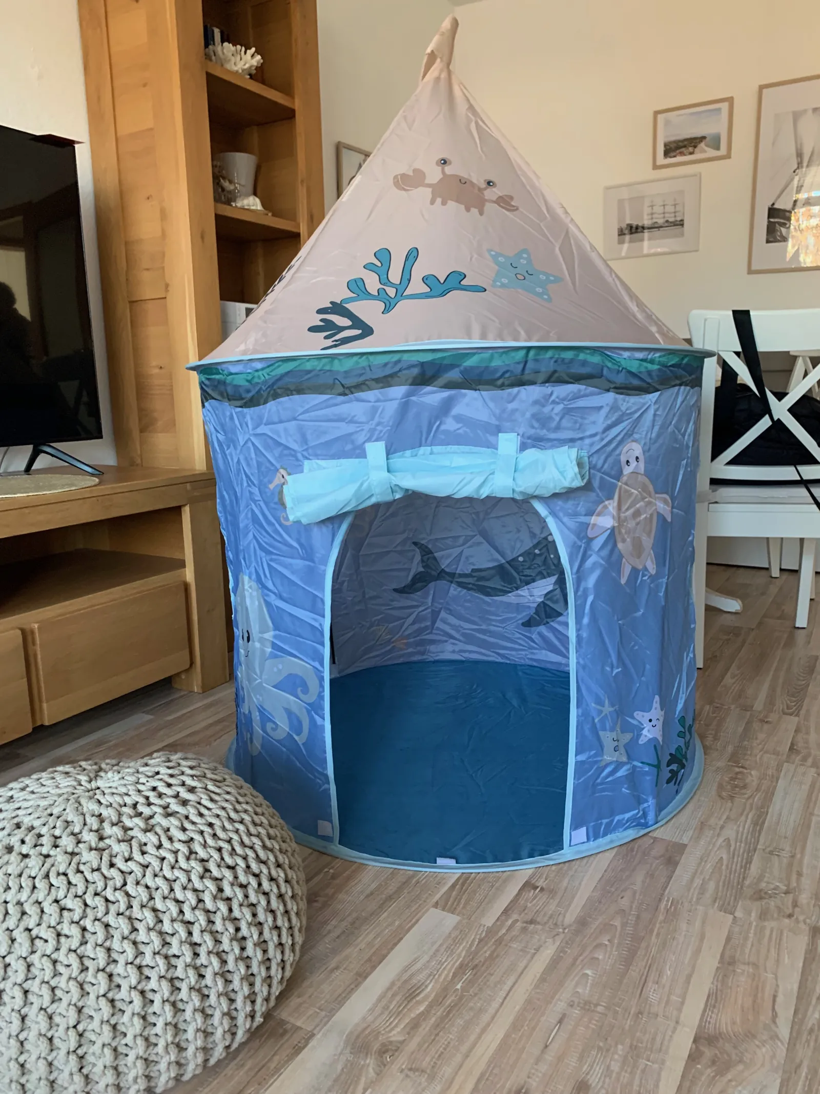 Blaues Spielzelt mit Meeresmotiv im Wohnzimmer