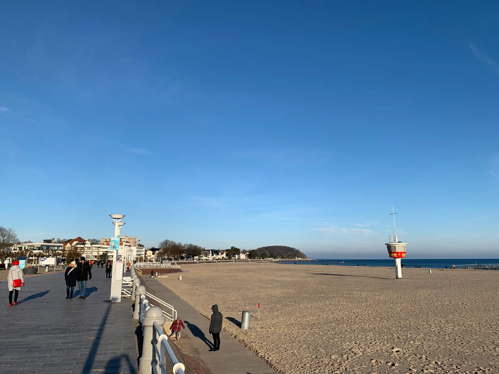 Strandpromenade und breiter Sandstrand in Travemünde an einem sonnigen Morgen im Advent