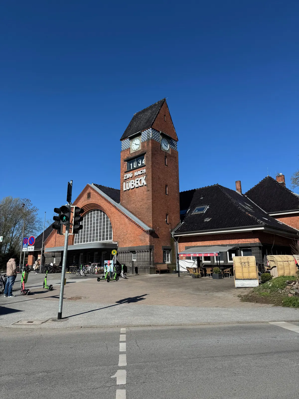 Strandbahnhof und Bushaltestelle