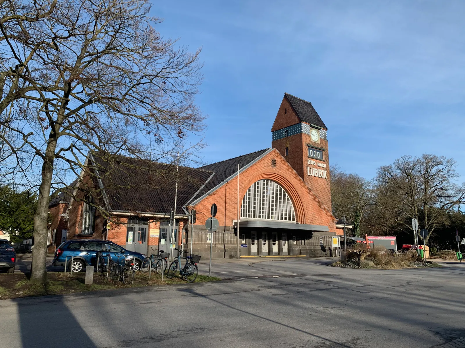 Backsteingebäude des Strandbahnhofs Travemünde an einem Wintertag