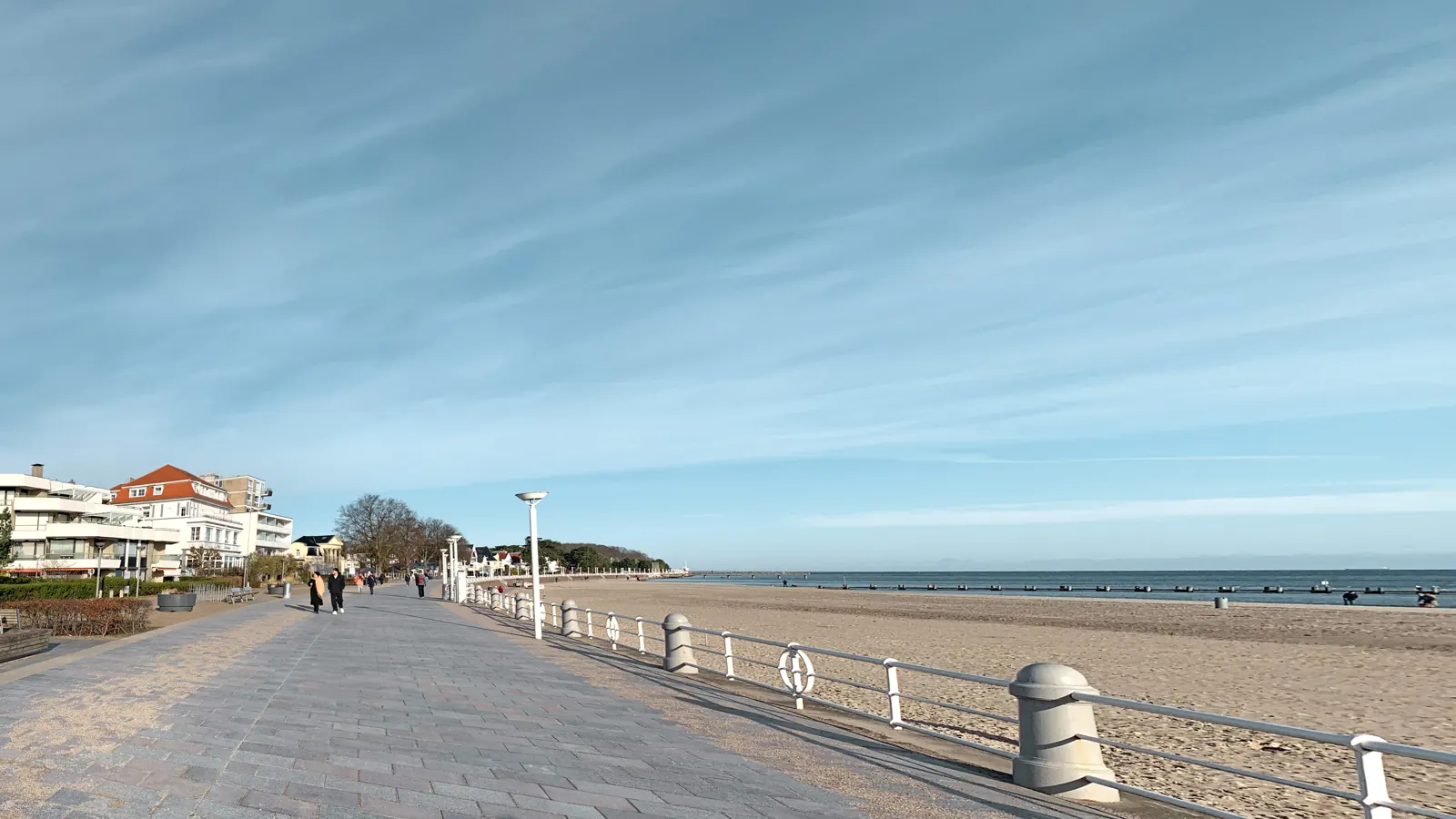 Strandpromenade in Travemünde an einem sonnigen Tag