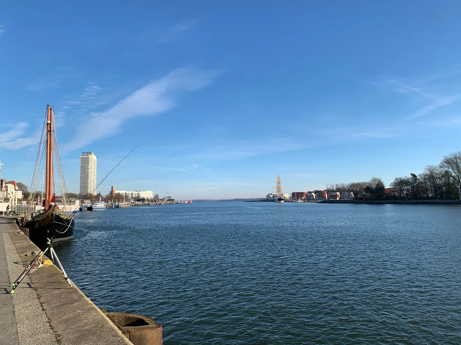 Die Trave in Travemünde an einem klaren Spätherbsttag mit Segelschiff am Kai