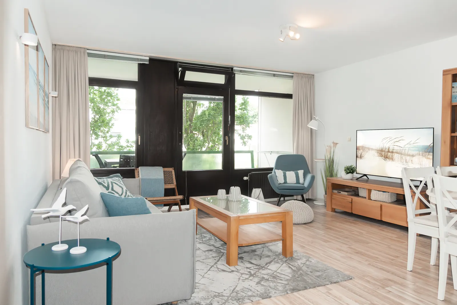 Wohnzimmer mit Sofa, Couchtisch aus Eiche und Balkontür